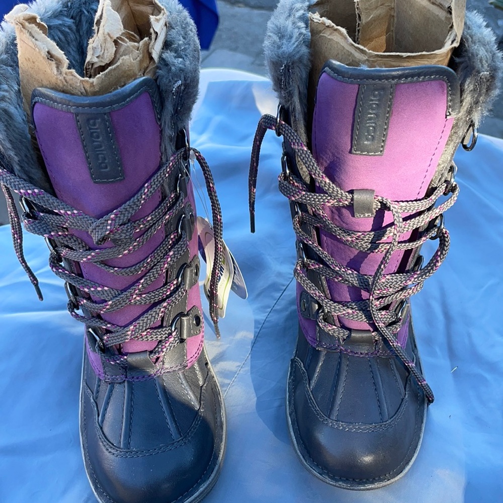 NWT waterproof Bionica size 6 boots